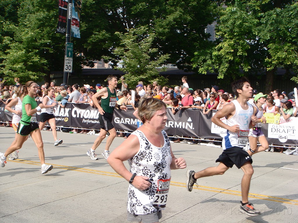 Chicago Rock N Roll 2010 0582.jpg - Streaking towards the finish... and getting "chicked"...